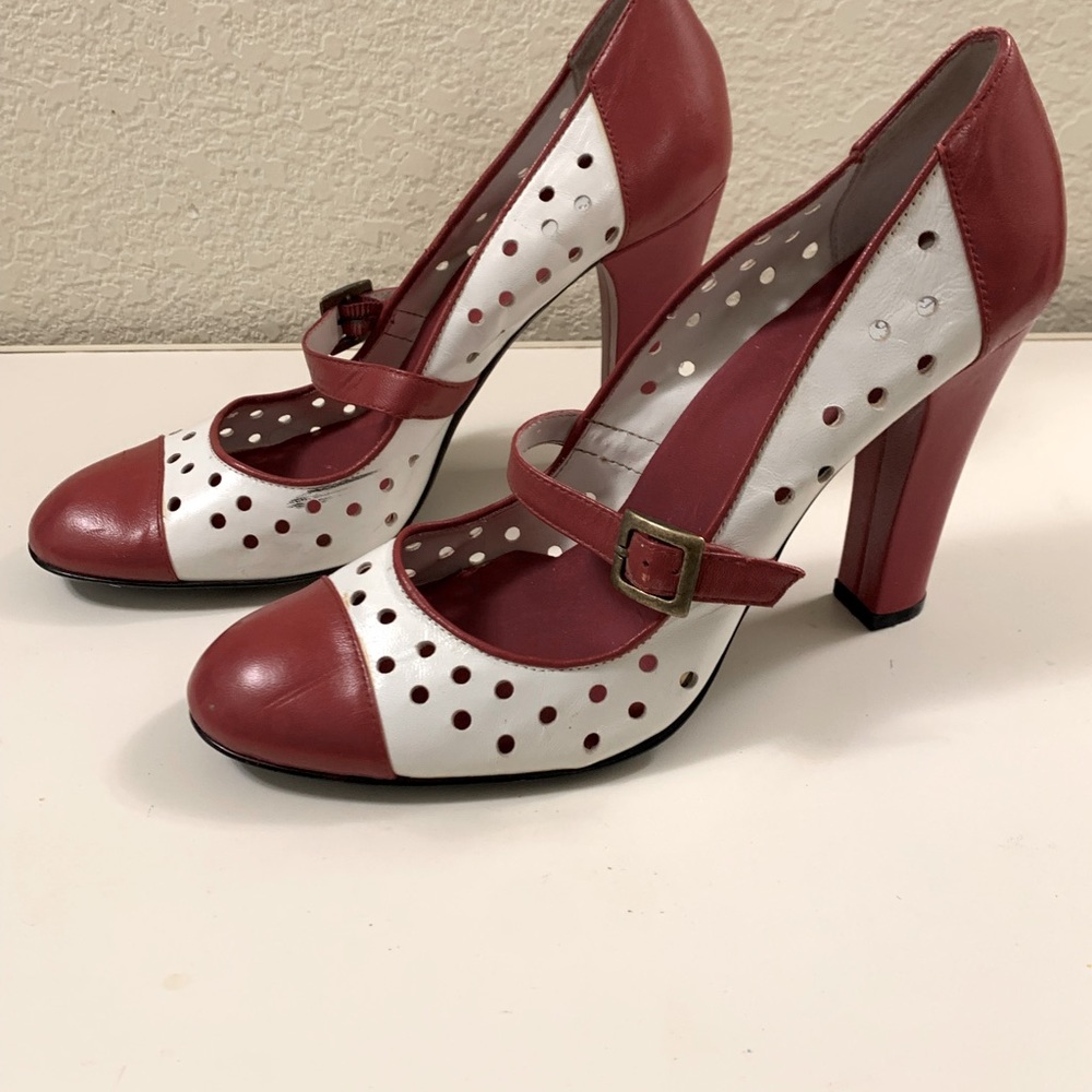 Guess by Marciano Vintage 1930’s style pump